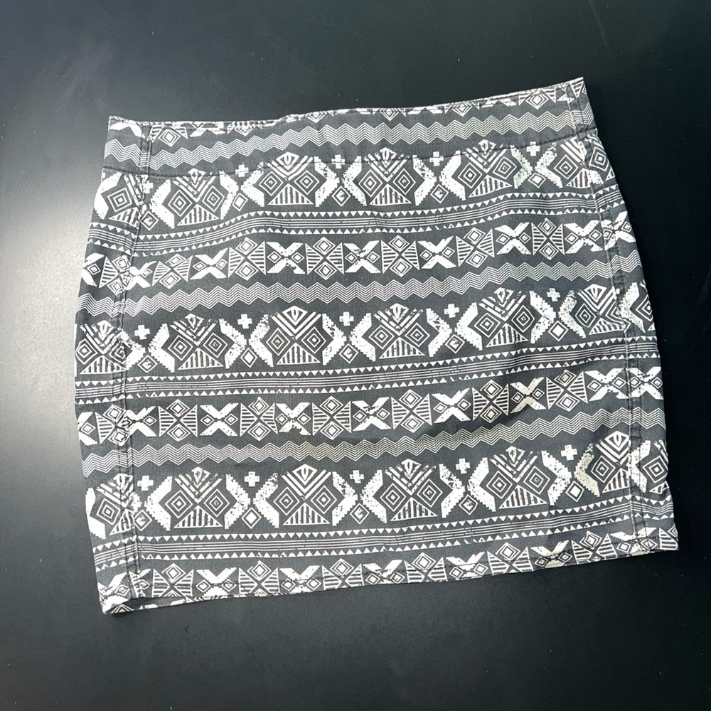 H&M Off white & Black Aztec/Western Print tight mini skirt Size 8 EUC